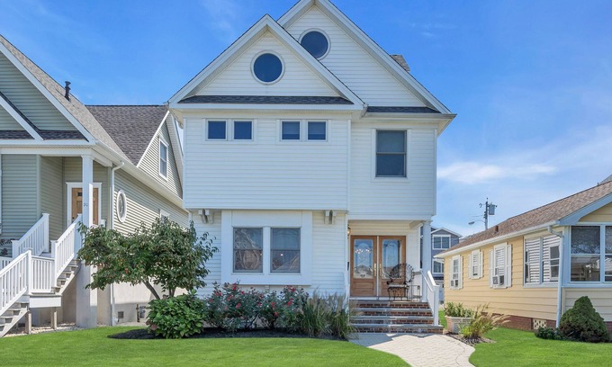 Manasquan House | Family Friendly Ultimate Getaway- 4 short blocks from Manasquan Beach!