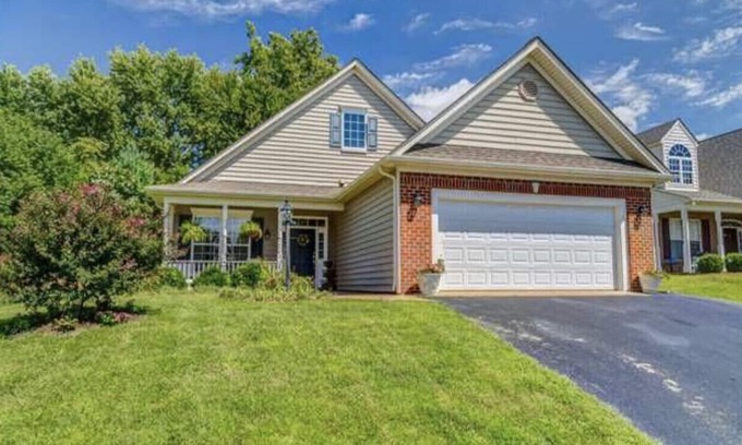 Rio House | Family-friendly single home/Walking distance to shopping center and restaurants