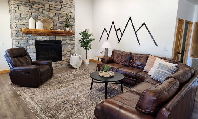 Overgaard House | Family Friendly, Air Hockey, Sleeps 14, Fire Pit
