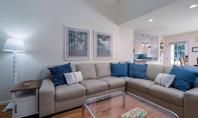 Tarpon Pond House | Family-Friendly 3BR Tarpon Pond Cottage! Amenity Cards! Close to Beach/Pools