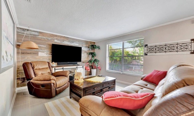 Tarpon Springs House | Family-Friendly Home Near Sunset Beach