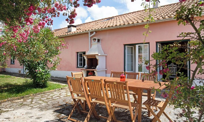 Alcobaca House | Family-Friendly Vacation Home 'Casa Alfeizerão' with Garden & Wi-Fi