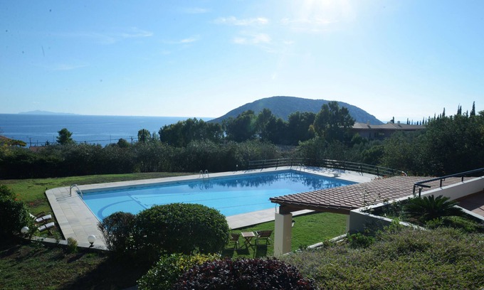 Anavyssos Villa | Family friendly villa with private pool & basketball -5min walk to the beach