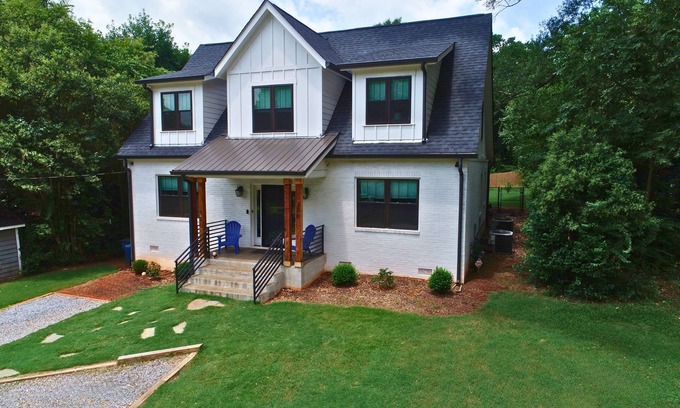 Athens House | Family Friendly w/4 Kings! Football Parking included! Near UGA & Downtown Athens