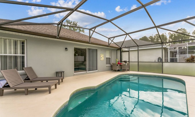 Florida Pines House | Family Friendly w/ Heated Pool & Master KingSuite located in Quiet Neighborhood