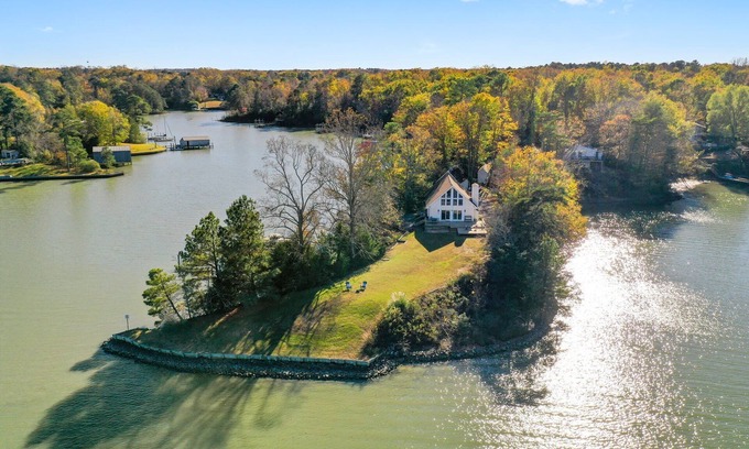 Topping House | Family Friendly Waterfront Home - Private Dock, Kayaks, Fire Pit, Grill, Deck