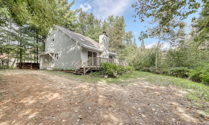 Londonderry House | Family-Friendly Wooded Retreat with Deck, Fireplace, and WiFi - Near Slopes