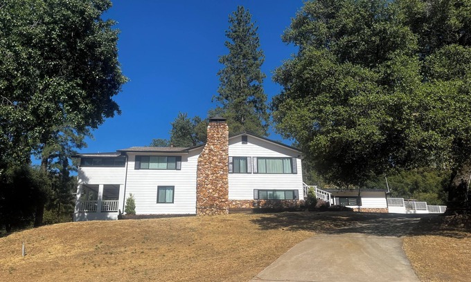 Oakhurst House | Family‑Friendly Yosemite & Bass Lake Retreat