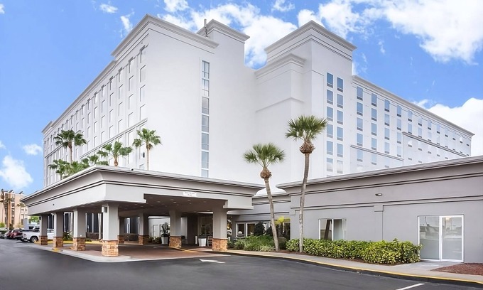 Florida Center Hotel | Family & Friends Escape! 2 Spacious Rooms w/Living Room & 2 Double Beds, Pool