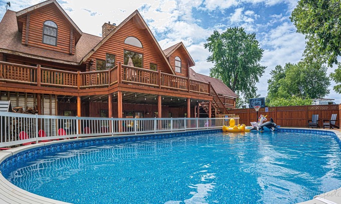 Kent Cabin | Family + Friends Escape! Kings beds | 7 Bedrms | 2 game rooms | hot tub