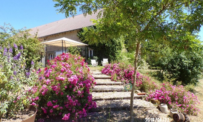 Noyant-d'Allier Cottage | Family-Friends Getaway: Spacious Cottage, Scenic Views, Kid-Friendly Amenities, Close to Attractions