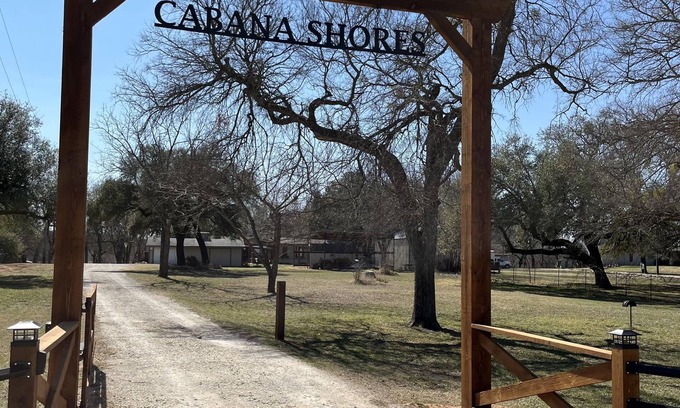 Dennis House | Family/Friends Getaway On The Brazos River