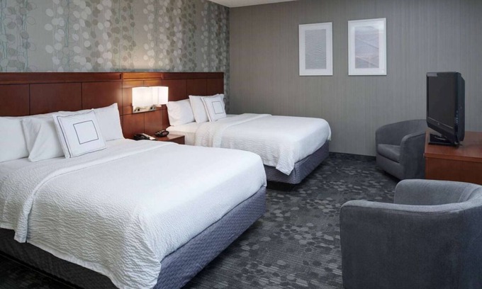 Brookfield Hotel | Family Fun at Milwaukee County Zoo! Pet-friendly Property, Indoor Swimming Pool!