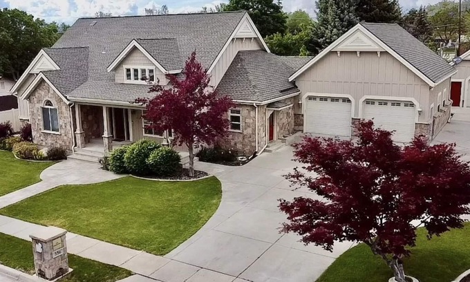 Brigham City Bed & Breakfast | Family FUN at the Homestead with Pool, Ping Pong, Karaoke and more!