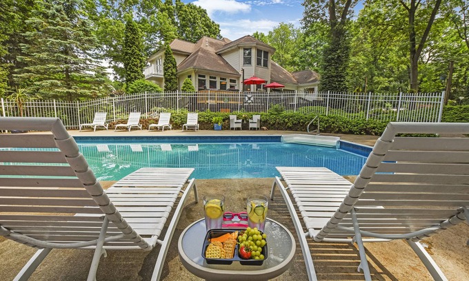 Battle Creek House | ★ Family FUN HotTub FirePit Game Room Movie Theater & more!