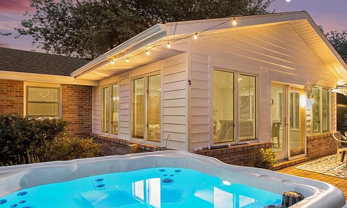 Stevensville House | Family Fun House: Hot Tub*Ping Pong*Nintendo*Fire