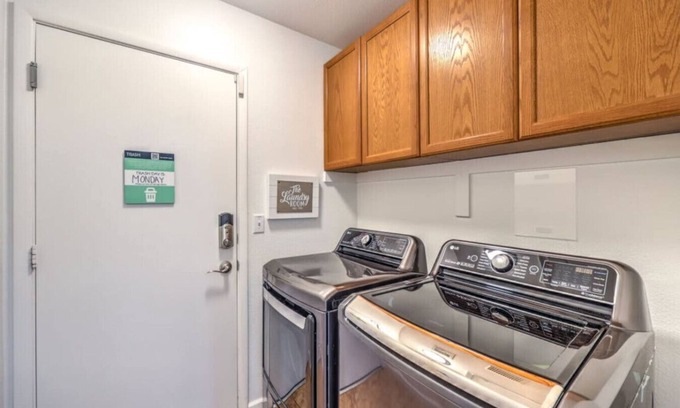 River Mountain Apartment | Family Fun! Jacuzzi, Arcade, Ebikes, King Bed