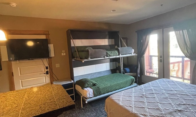Kellogg Condo | 🏄‍♂️🥾 Family Fun * Murphy Bunkbeds * Silver Mtn 🚵❄️