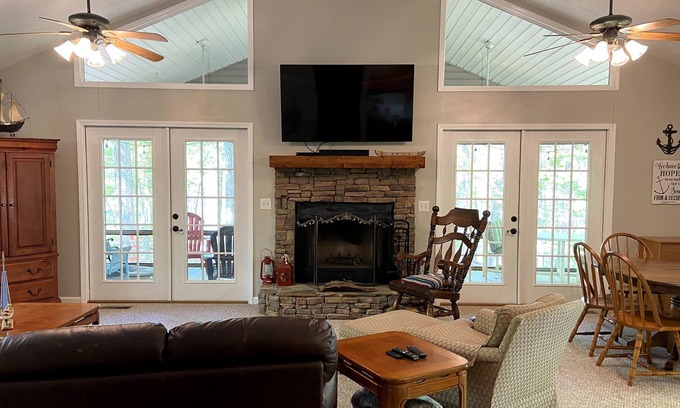 Westminster House | Family Fun on Lake Hartwell; Quiet Cove; Covered Dock; Kayaks & More
