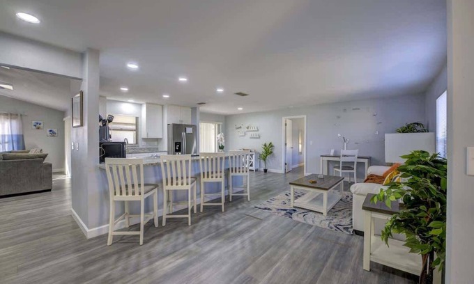 Fruitville House | Family Fun: Ping Pong, BBQ, Walk to Park Nearby