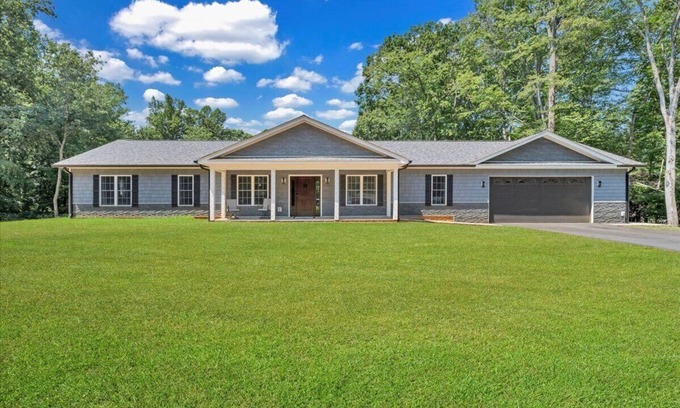 Moneta House | Family Fun Retreat - Pool, Tennis & Boat Ramp! - Village East