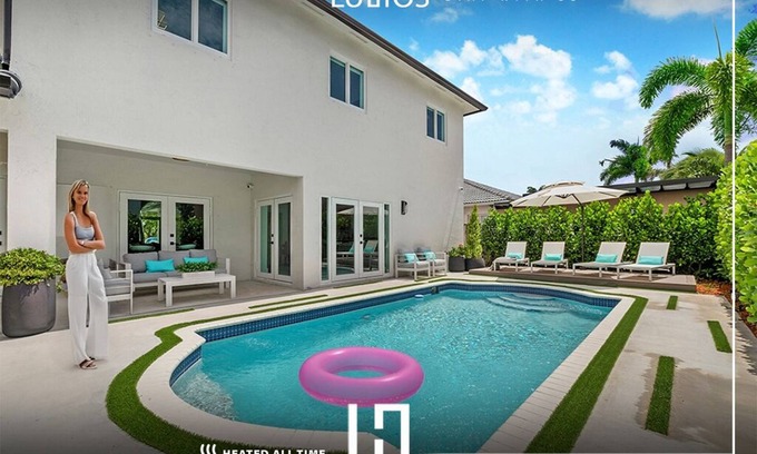Country Walk House | Family Fun Villa Pool, Games & Outdoor Kitchen