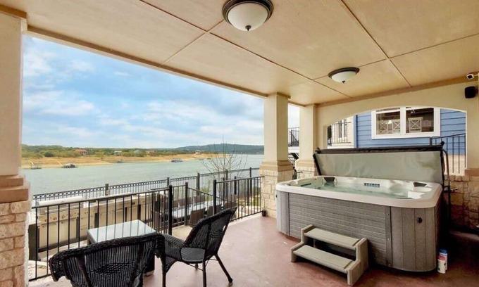 Briarcliff House | Family Game room Hot Tub Dock fish/swim LakeTravis