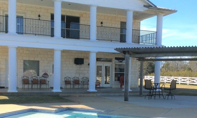 Wellborn House | Family Gathering/Game Day/Wedding Venue in College Station with pool in country