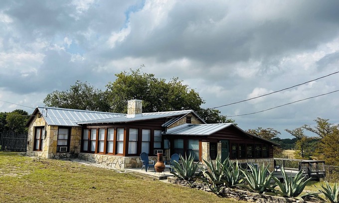 Bandera House | Family gathering favorite! Rare & private Medina river access! 5 min to Bandera!