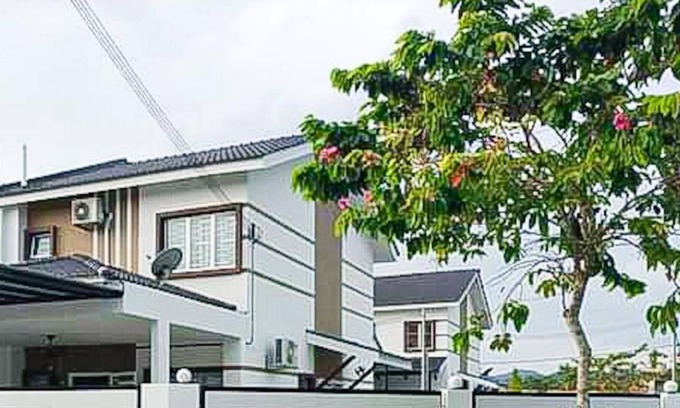 Batu Pahat House | FAMILY Gathering - Sized Corner Lot House with outdoor landscape