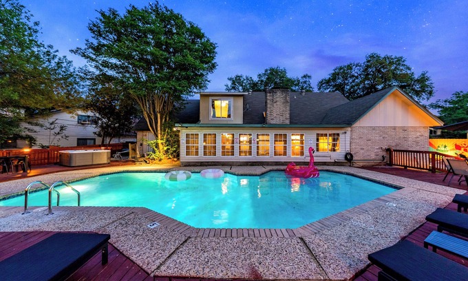 Arboretum House | Family Gem - Heated Pool, Hot tub, GameRooms, Playground, Firepit, Chess, EV…