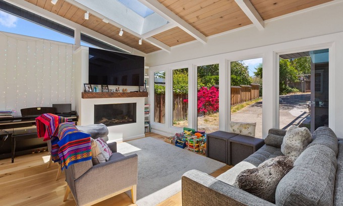 Almonte House | Family Getaway! Charming & Bright Mill Valley Home