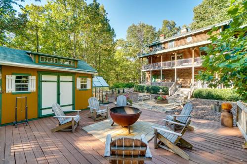 Cleveland House | Family Getaway Georgia Cabin with Outdoor Hot Tub