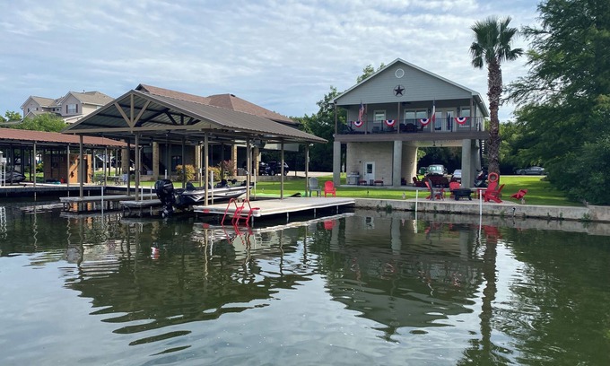 Kingsland House | Family Getaway - LBJ Waterfront - Beautiful Lake Views - Game Room - Boat Dock
