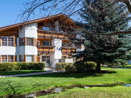 Midway House | Family Getaway-Pool, Hot Spring, Scuba & Ice Castles 727 home