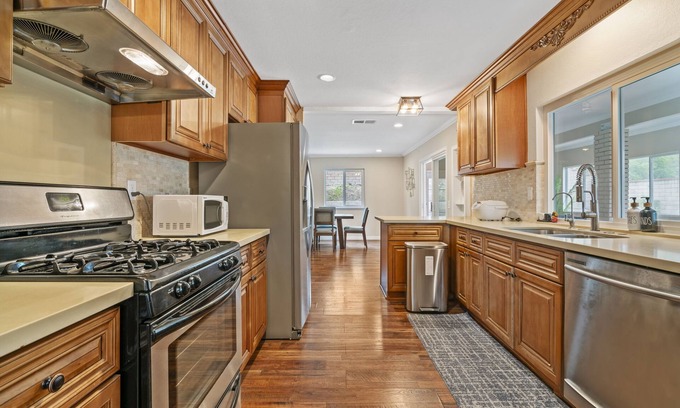 Walnut House | Family Getaway Pool House 5 Beds for 10 Near Disney Mt. SAC Supermarket Shopping
