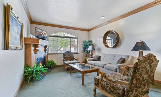 Sunburst Ranch Villa | Family Getaway~Pool, Tubing, Skiing, & Ice Castles Villa 1065-1
