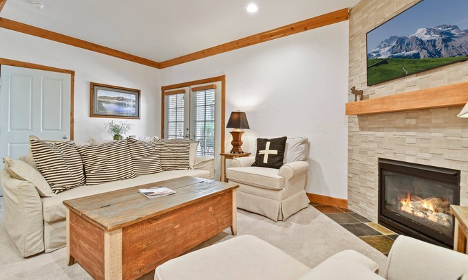 Midway Villa | Family Getaway ,Pool, Tubing, Skiing, & Ice Castles Villa 1002