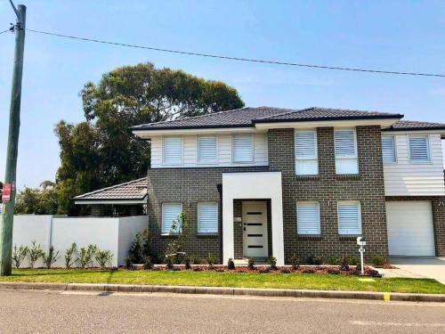 Shellharbour House | Family Getaway With LARGE Parent Retreat!