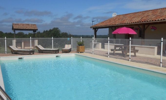 Abjat-sur-Bandiat Apartment | Family gîte Gerbera in the Dordogne, with swimming pool & magnificent view