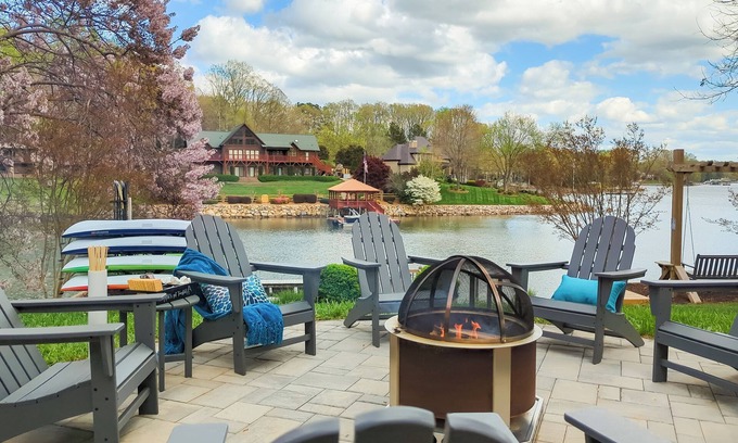 Mount Mourne House | Family & Group Retreat with Hot Tub, Kayaks, Firepit & Game Room
