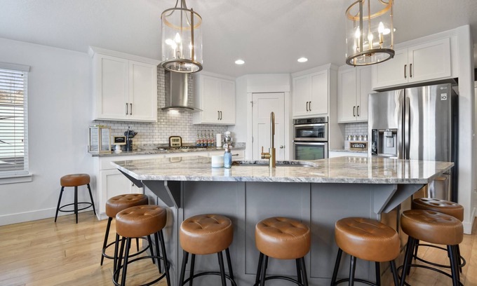 Heber House | Family groups, hot tub, sleeps 16, 6br4ba, firepit