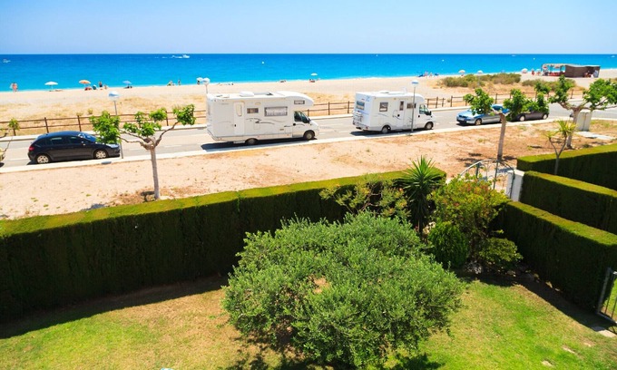 L'Hospitalet de l'Infant Ski Chalet | Family House with Pool on the Beachfront · UHC ARENAL 163