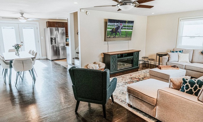 Jeffersonville - Clarksville House | Family Hangout Spot - Yard + Fire Pit + Games
