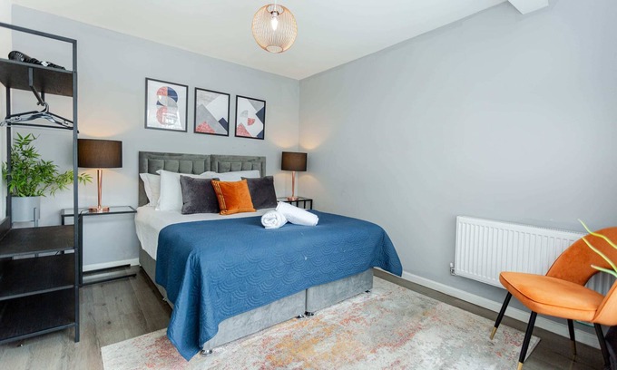 Cheetham Hill House | Family Haven 5 minutes to City Centre Free Parking