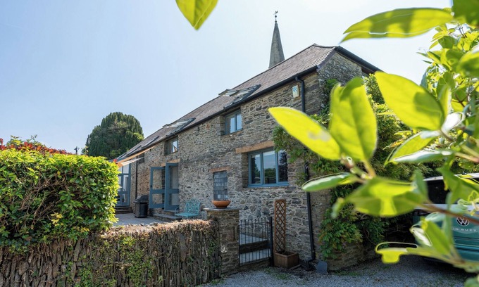 Totnes House | Family hideaway in area of outstanding natural beauty. W/hot tub. Kids favourite