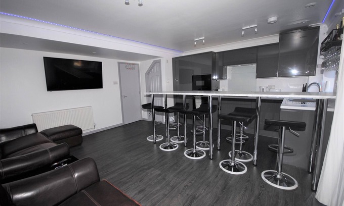 Peacehaven House | Family Holiday Home With Hot Tub Sleeps 8