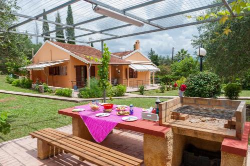 Velonades House | Family Holiday Apartment with garden & BBQ