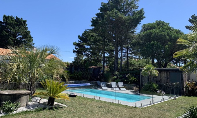 Les Moutiers-en-Retz House | Family home near the sea - heated swimming pool, trampoline, exotic garden.