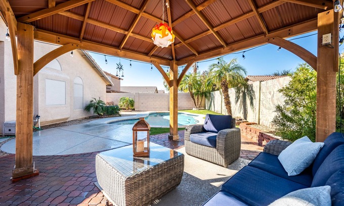 Avondale House | Family Home 3 beds/Private Heated Pool-10 mins to Stadium.